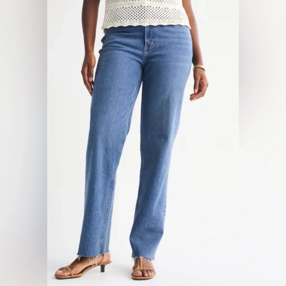 NWT Abercrombie & Fitch 90’s Straight Ultra High Rise, Med Raw Hem, 26 Regular